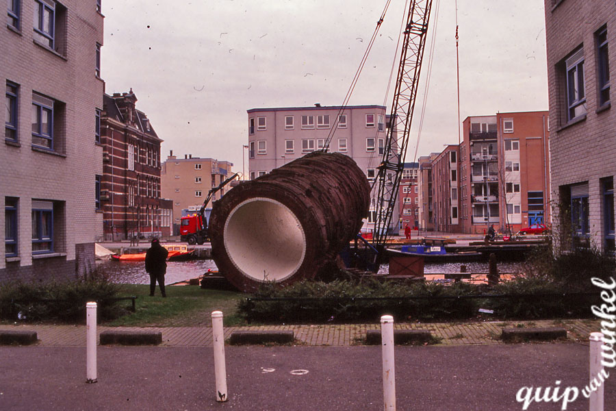 enorme schoorsteenpijp tussen twee flatgebouwen 1990