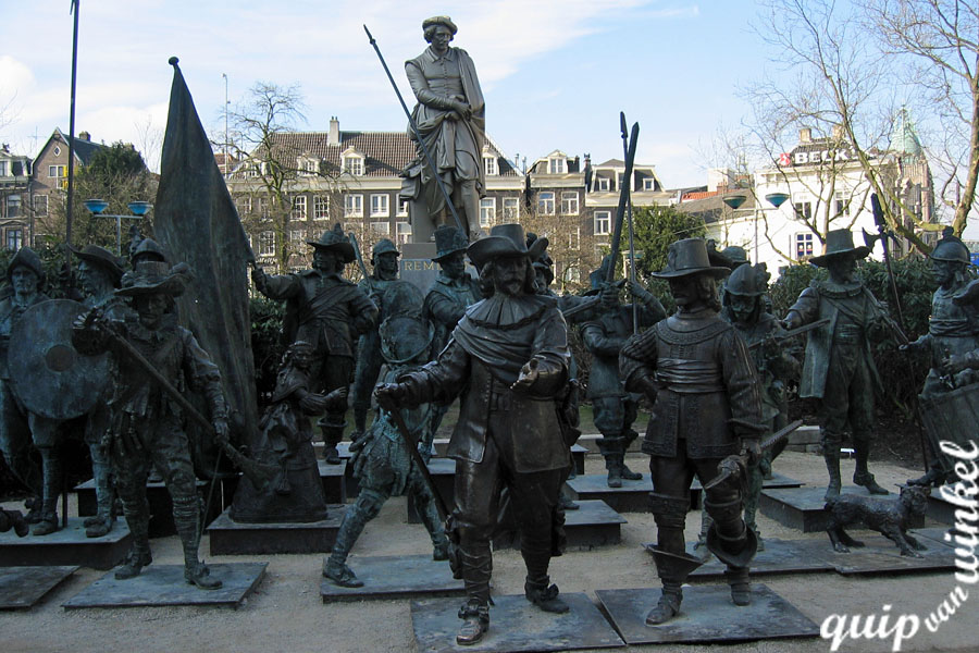 'De Kitscherige Nachtwacht' 2005' op het Rembrandtplein door velen verguisd