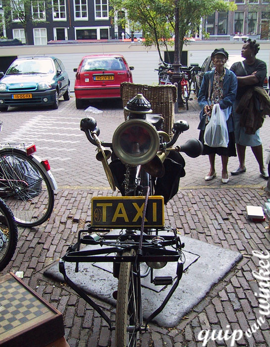 in het oog springende fiets op de Noordermarkt . .