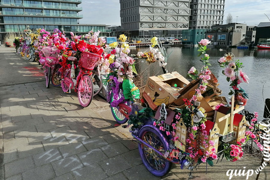 milieu onvriendelijke plastic gedecoreerde fietsen overspoelen Amsterdam, 2021