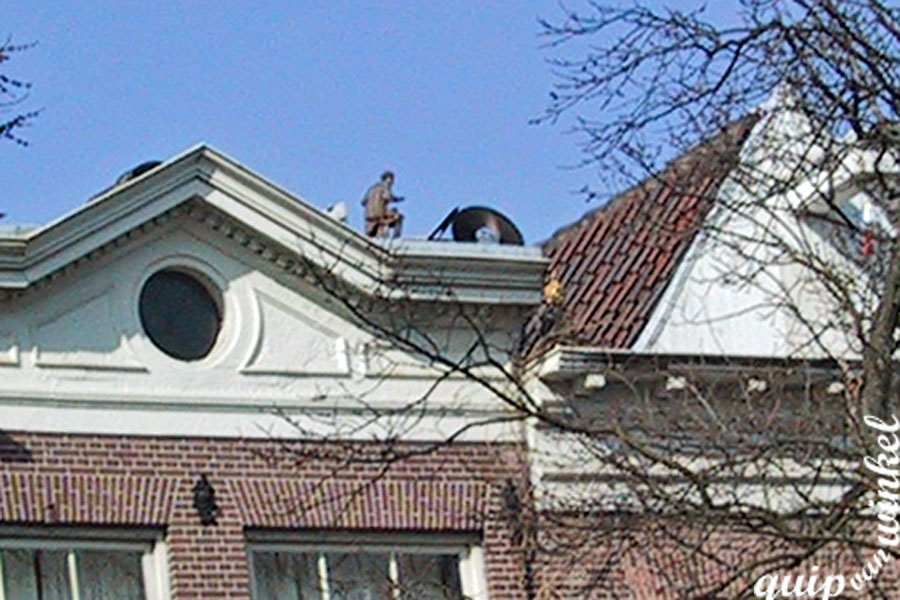 mannelijke figuurtjes op dak