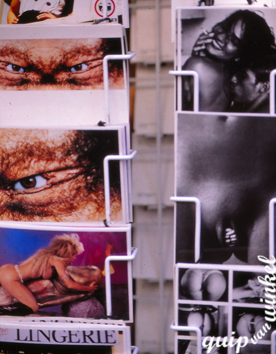 ansichtkaarten van maagdelijke ogen.  . tentoongesteld op de Amsterdamse straten